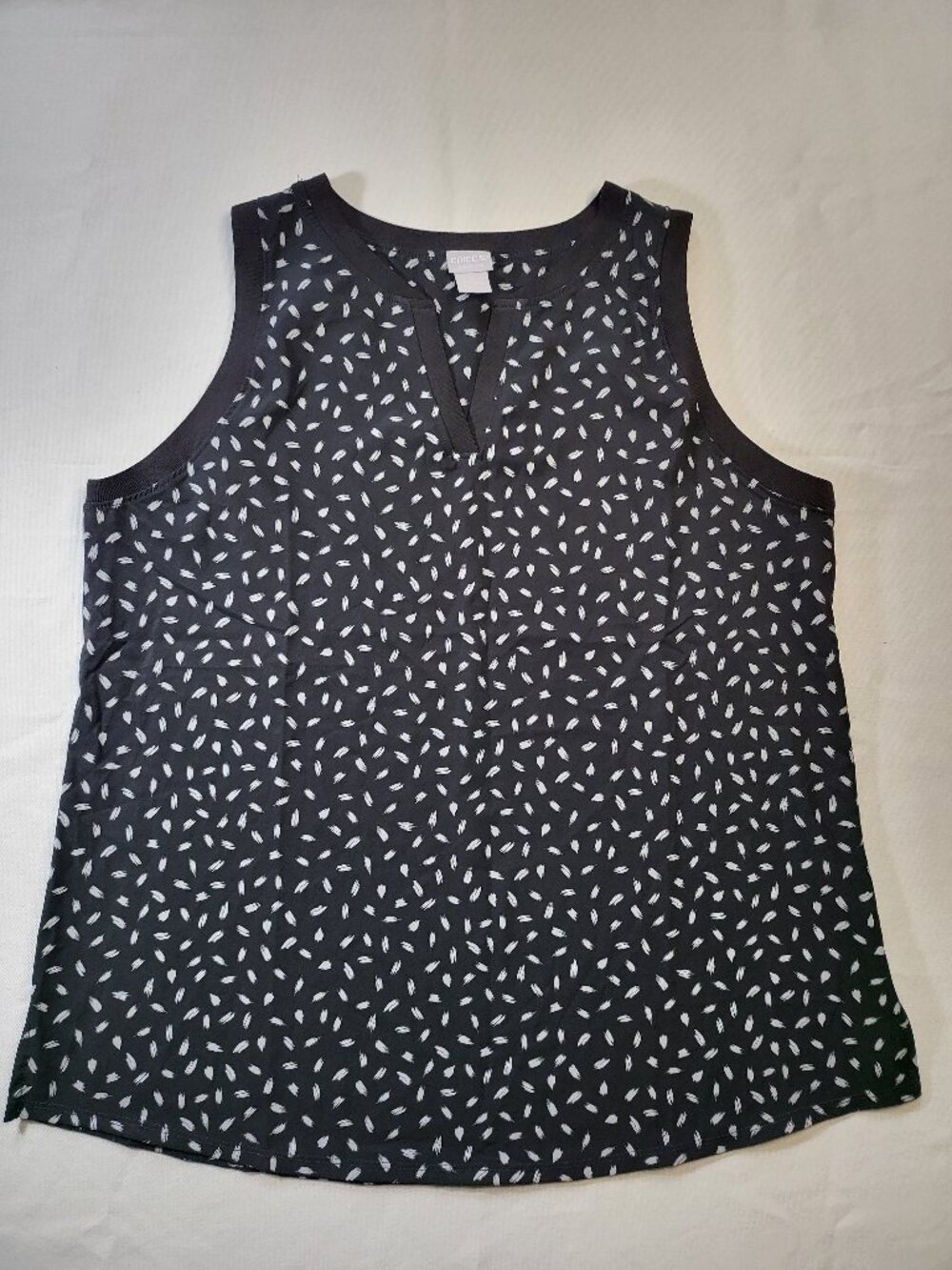 Chico's‎ Zenergy Sleeveless V-Notch Tank – Black & White Pattern - Size 12/14